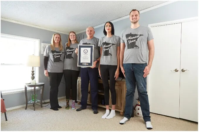 Trapp Familie mit Guinness World Record Zertifikat, Foto: guinnessworldrecords.com