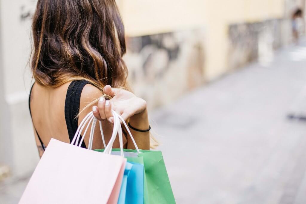 Frau beim Shopping, Foto: gonghuimin468 from Pixabay